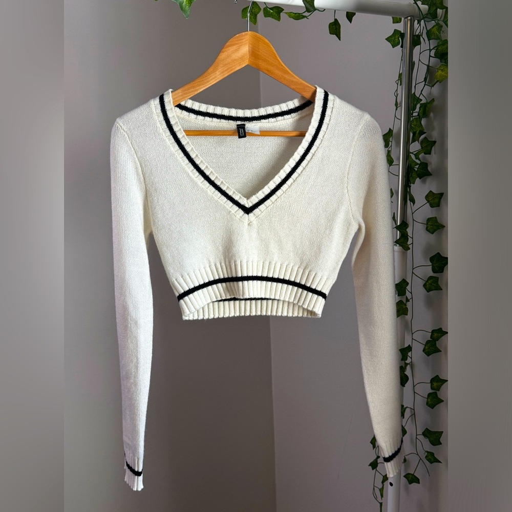 XS H&M Knit White Cropped V-Neck Sweater